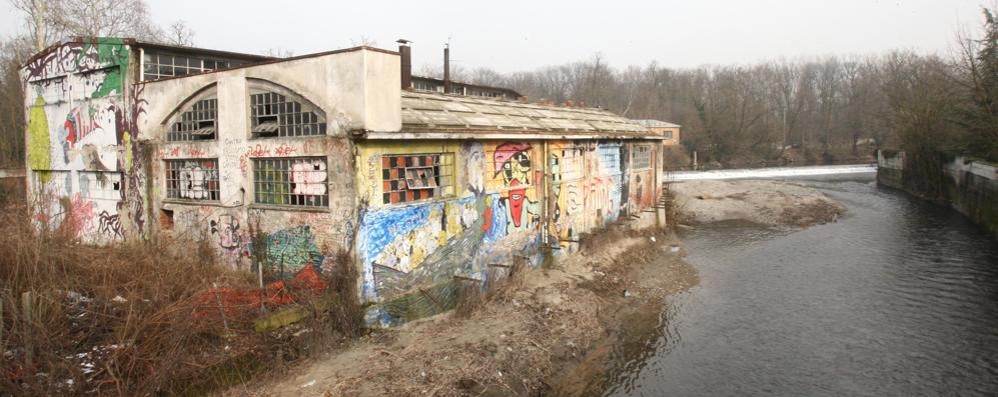 Una spiaggia sul Lambro a Monza al posto della fabbrica dismessa