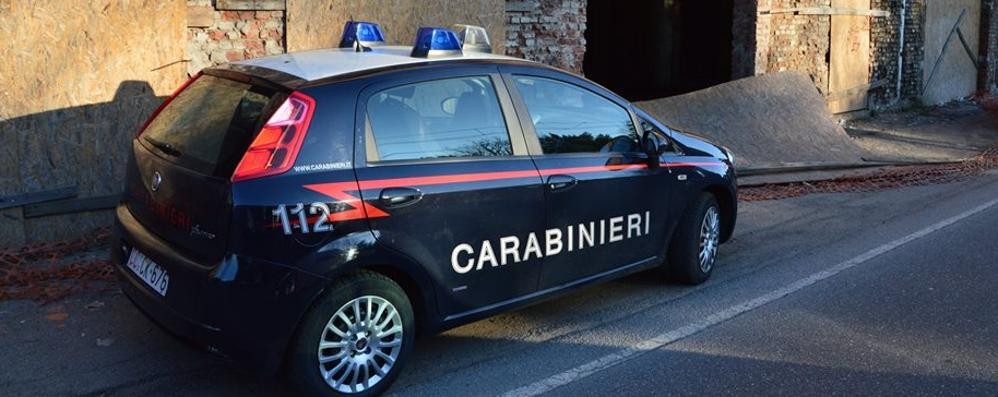 Va a fare foto nell’ex fabbrica di Palazzolo e trova il cadavere di un uomo