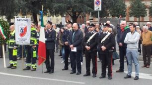 Biassono, un momento delle celebrazioni in piazza: al centro, il sindaco Pietro Malegori
