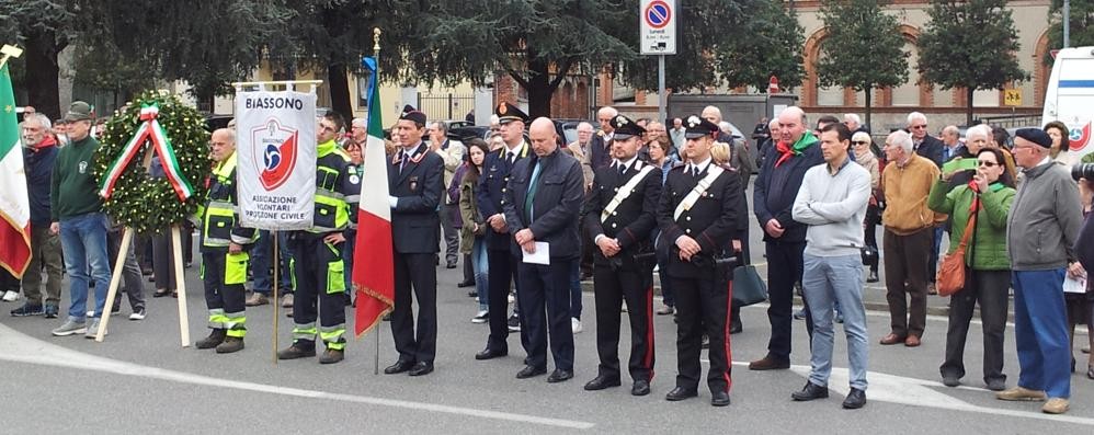 Biassono, un momento delle celebrazioni in piazza: al centro, il sindaco Pietro Malegori