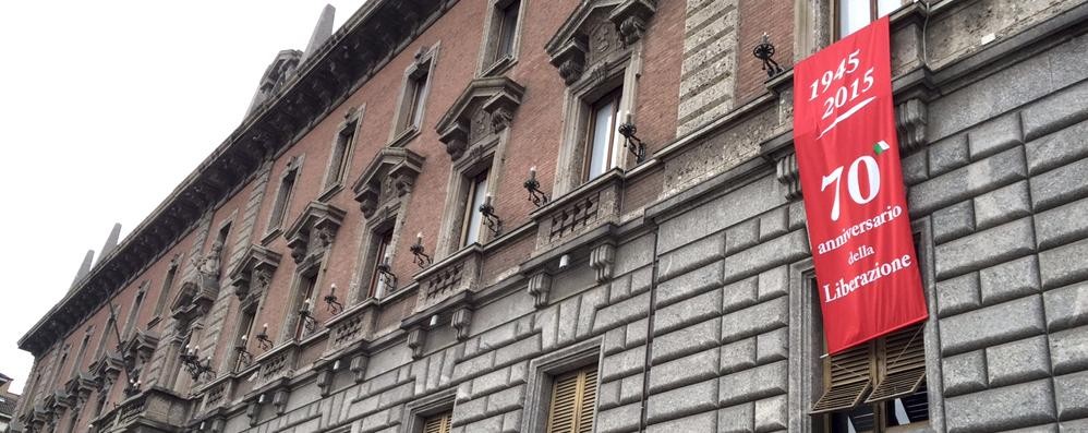 Monza, lo striscione che celebra i 70 anni della Liberazione sulla facciata del municipio