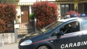 I carabinieri a Somma Lombardo davanti alla villetta dove è avvenuto il delitto