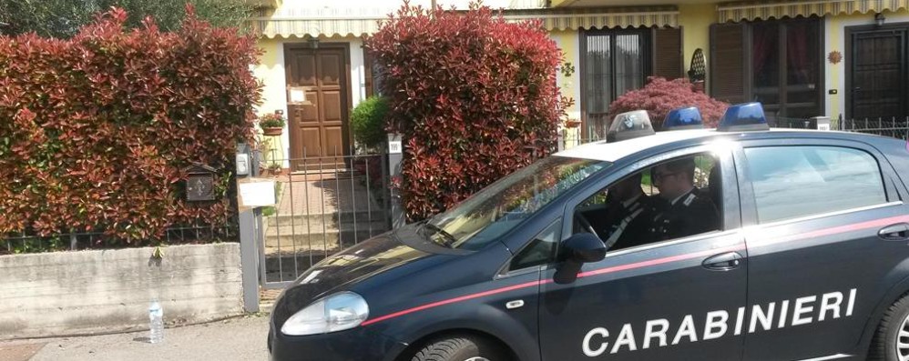 I carabinieri a Somma Lombardo davanti alla villetta dove è avvenuto il delitto