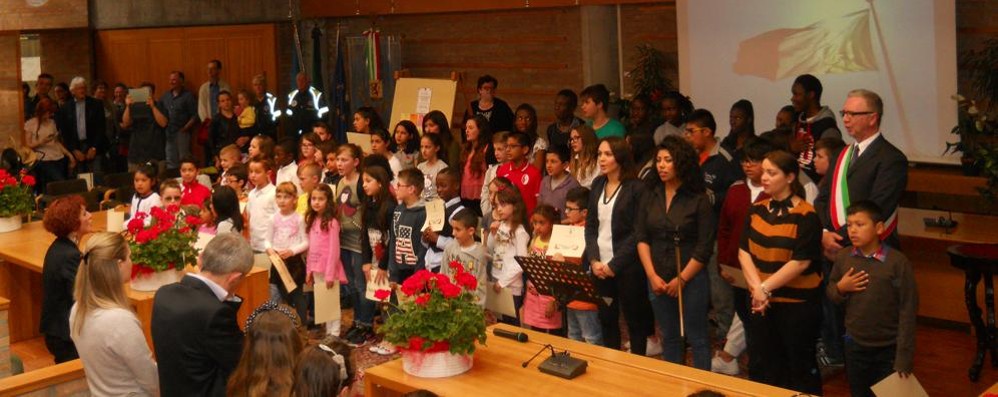 Agrate, la consegna della cittadinanza onoraria a 230 bambini