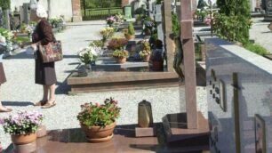 Arcore, razzia notturna di statue e croci di metallo al cimitero