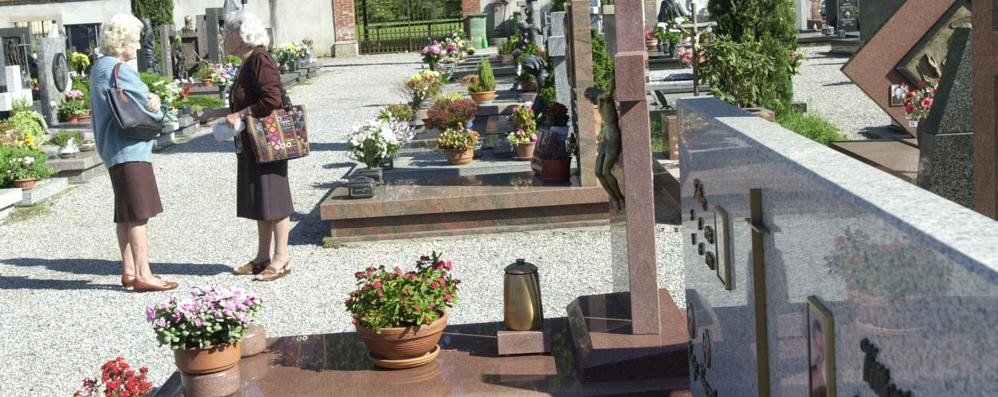 Arcore, razzia notturna di statue e croci di metallo al cimitero