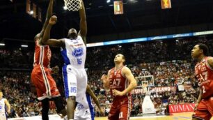 Basket, il derby di serie A tra Cantù e Milano si gioca al Paladesio