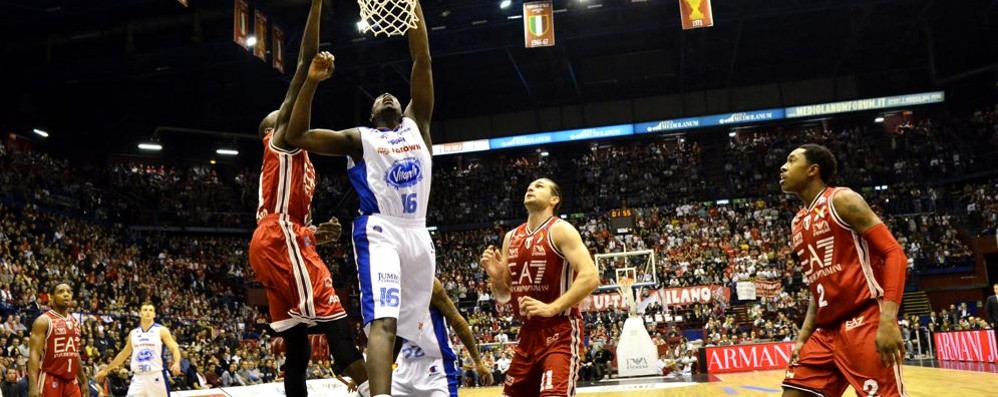 Basket, il derby di serie A tra Cantù e Milano si gioca al Paladesio