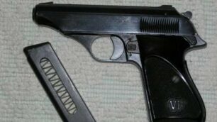 Una pistola semiautomatica Bernardelli, calibro 7.65, con caricatore