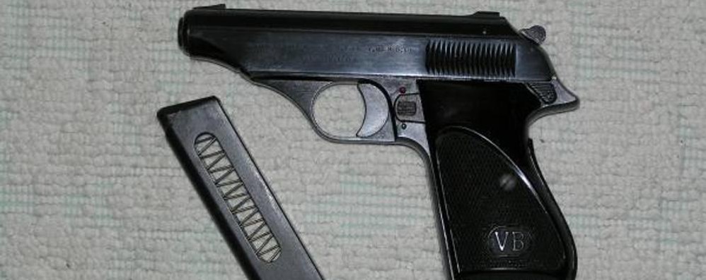 Una pistola semiautomatica Bernardelli, calibro 7.65, con caricatore