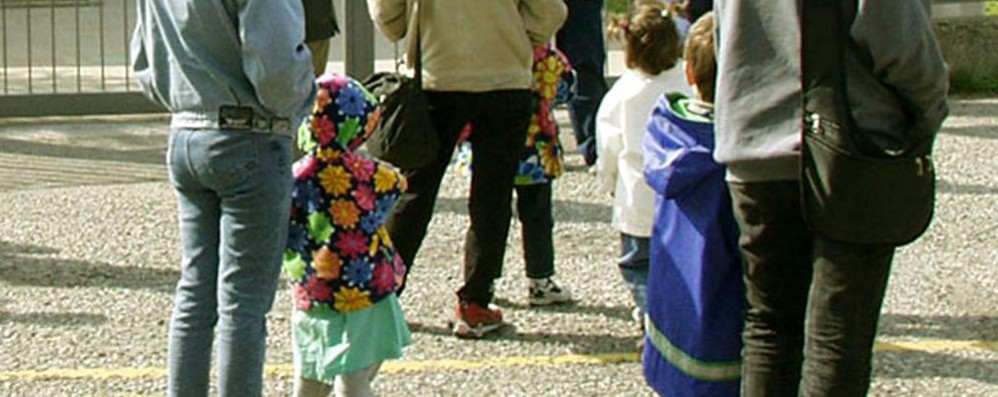 Bambini fuori da scuola