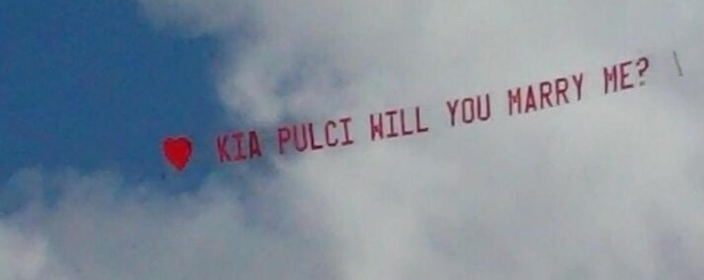 Proposta di matrimonio di Matteo Padoan (Meda) a Chiara Tettamanti (Cantù) con striscione di aereo. Perth, Australia.