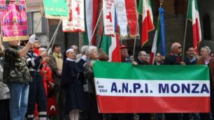 Una foto d’archivio di una manifestazione sotto l’arengario a Monza