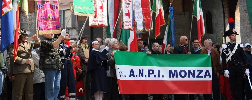 Una foto d’archivio di una manifestazione sotto l’arengario a Monza