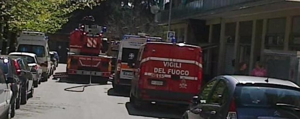 Fiammata improvvisa in cucina, gravi danni in un bar-ristorante di Varedo