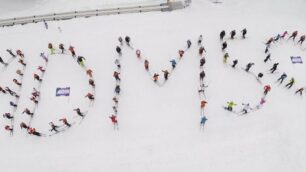 Gli Amici della Montagna di Monza compiono 50 anni: la  festa inizia con la  scritta umana sulla neve