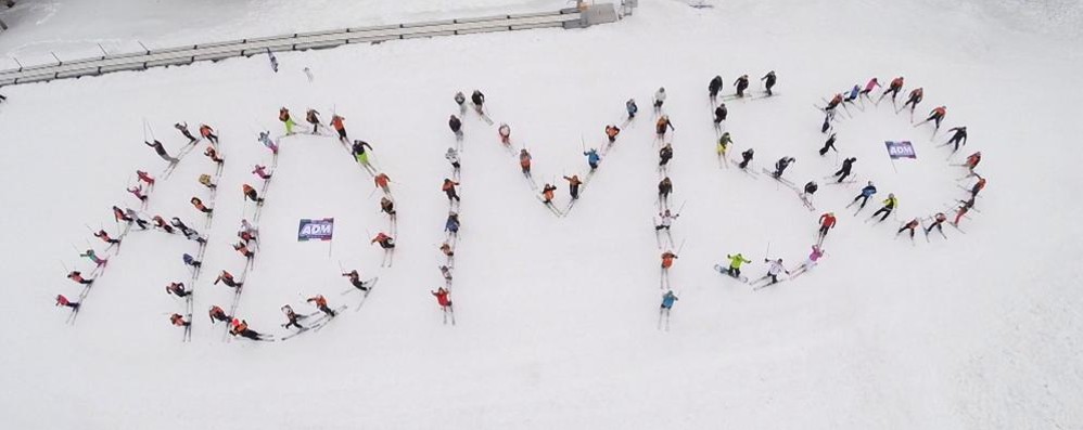 Gli Amici della Montagna di Monza compiono 50 anni: la  festa inizia con la  scritta umana sulla neve