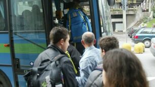 Ha il biglietto ma non riesce a timbrarlo: lissonese trattenuto sul bus e multato