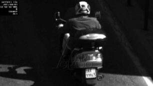 Il killer di Milano in fuga con lo scooter: le immagini dalle telecamere