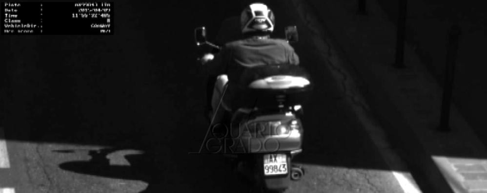 Il killer di Milano in fuga con lo scooter: le immagini dalle telecamere