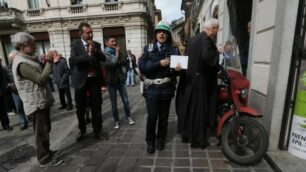 Monza, il padre carmelitano multato in centro a Monza