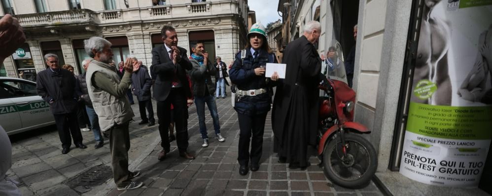 Monza, il padre carmelitano multato in centro a Monza