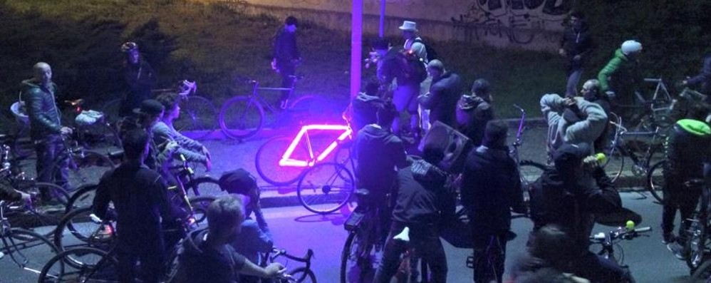 La critical mass da Milano a Monza per rendere omaggio a Matteo Trenti