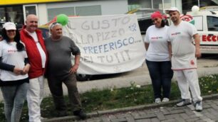 Lo striscione fuori dalla pizzeria di San Bernardo