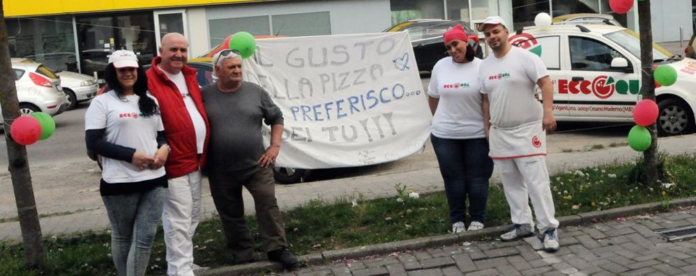 Lo striscione fuori dalla pizzeria di San Bernardo