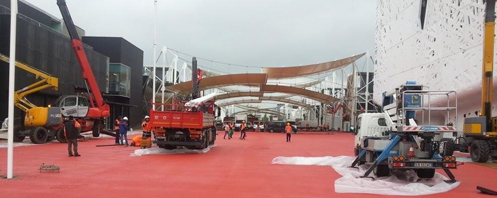 Visita dei consiglieri M5S al cantiere di Expo 2015: il Decumano fotografato il  27 aprile (foto Silvana Carcano su Facebook)