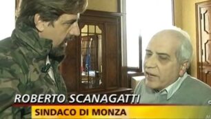 Striscia la notizia a Monza: un fotogramma del servizio di Valerio Staffelli col sindaco Roberto Scanagatti
