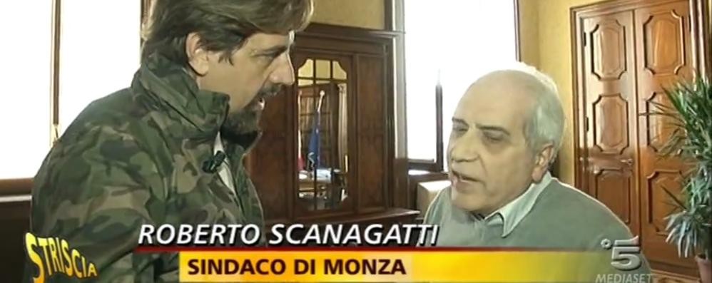 Striscia la notizia a Monza: un fotogramma del servizio di Valerio Staffelli col sindaco Roberto Scanagatti