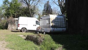 Monza, roulotte di nomadi in mezzo alla Cascinazza: i residenti della zona lanciano l’allarme