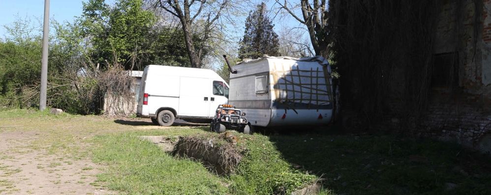 Monza, roulotte di nomadi in mezzo alla Cascinazza: i residenti della zona lanciano l’allarme