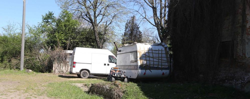 Monza, l’accampamento sgomberato nell’area Cascinazza