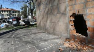 Monza, subito abbattuto il muro  costruito per chiudere i bagni di piazza Cambiaghi