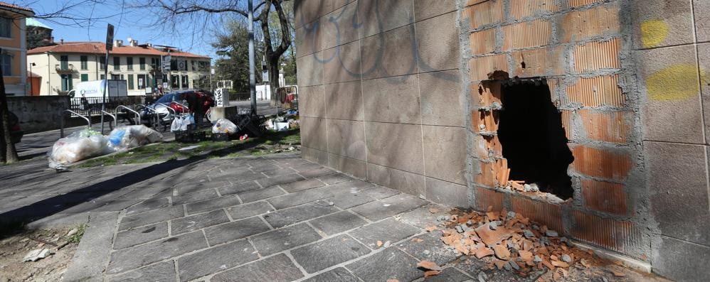 Monza, subito abbattuto il muro  costruito per chiudere i bagni di piazza Cambiaghi