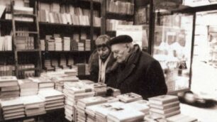 Fernanda pivano con giuseppe ungaretti a napoli (1966) foto di sottsass tratta dal libro "the beat goes on" mondadori, a cura di harari, e proviene dall'archivio della fondazione benetton studi e ricerche e biblioteca riccardo e fernanda pivano