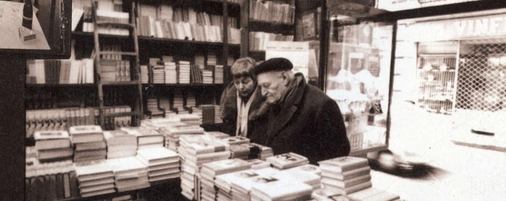 Fernanda pivano con giuseppe ungaretti a napoli (1966) foto di sottsass tratta dal libro "the beat goes on" mondadori, a cura di harari, e proviene dall'archivio della fondazione benetton studi e ricerche e biblioteca riccardo e fernanda pivano