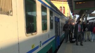 Un treno della linea ferroviaria Seregno - Saronno dove i tre arrestati avrebbero compiuto le rapine