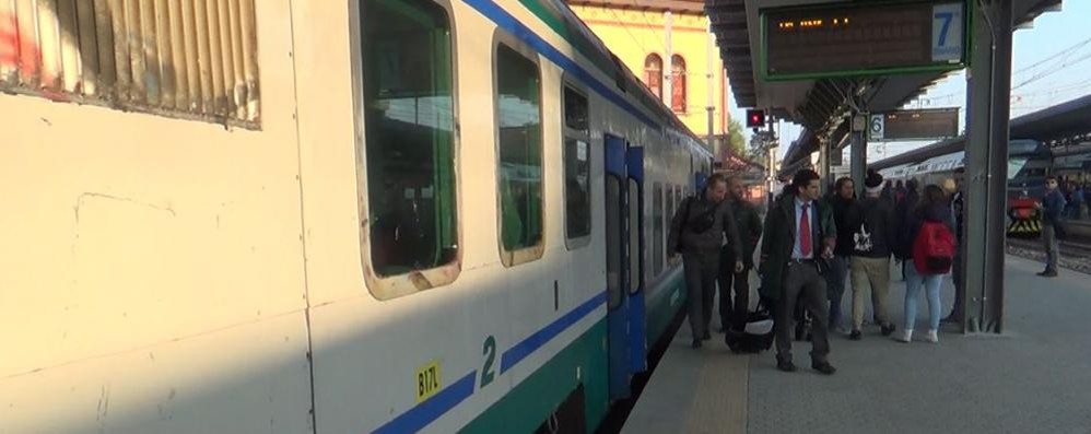 Un treno della linea ferroviaria Seregno - Saronno dove i tre arrestati avrebbero compiuto le rapine
