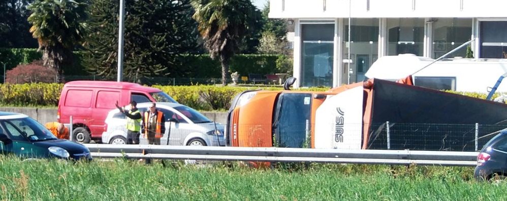 Scontro tra mezzi pesanti in Valassina: corriere espresso tampona un mezzo dell’Anas