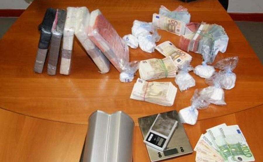 Sei chili di cocaina e 50mila euro in contanti: preso il grossista della droga di Vimercate