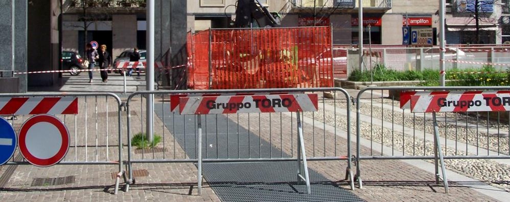 Seregno, l'ingresso del parcheggio di piazza Risorgimento chiuso dal cantiere