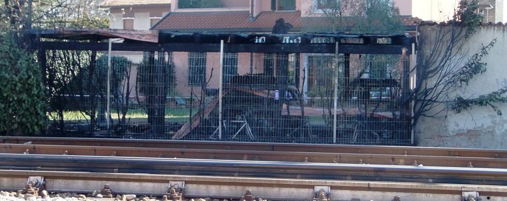 Seveso, incendio a ridosso della Milano-Asso: a fuoco una tettoia e due auto parcheggiate