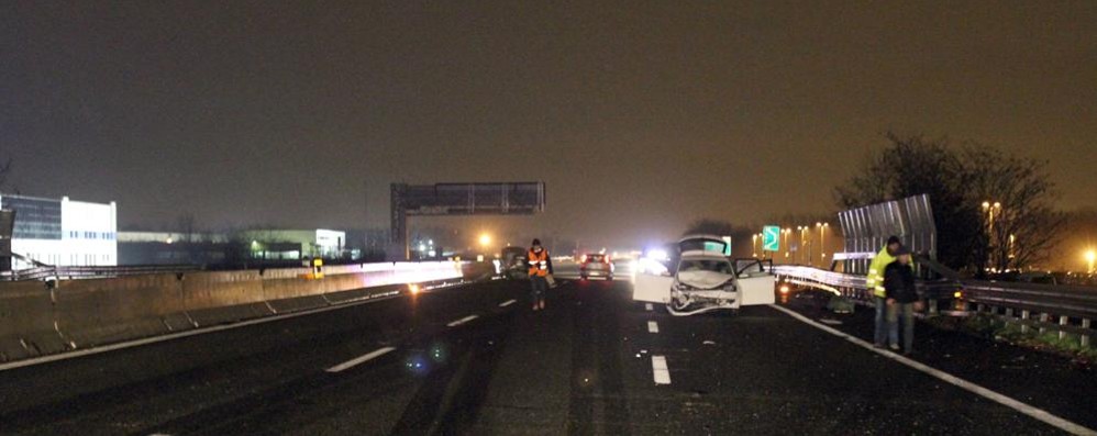 Si ferma per aiutare una donna  sulla A8: un monzese li travolge e uccide entrambi