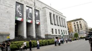 Spari a Palazzo di Giustizia a Milano: due morti, evacuato il tribunale