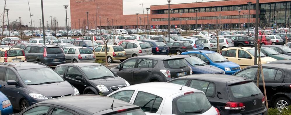 Vimercate, arrestato nel parcheggio dell’ospedale: doveva scontare una  pena per furti su auto