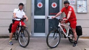 Due volontari della Croce rossa di Lentate in sella alle biciclette attrezzate per il primo soccorso