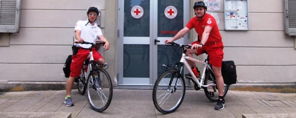 Due volontari della Croce rossa di Lentate in sella alle biciclette attrezzate per il primo soccorso